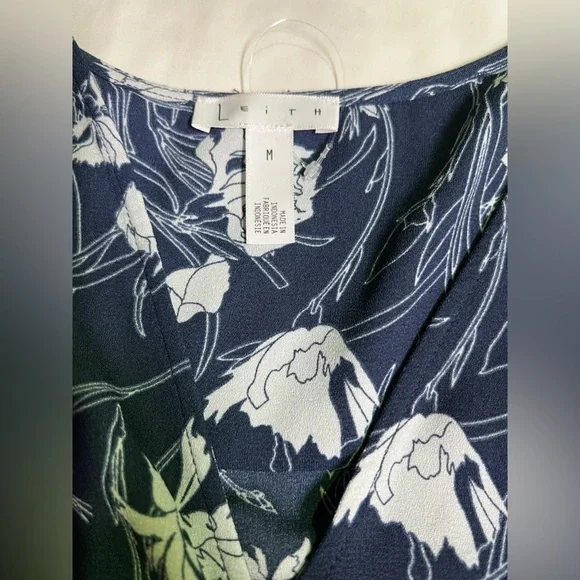 LEITH Navy Blue and White floral Wrap Midi Dress with Flutter Sleeves size M - Picture 11 of 13